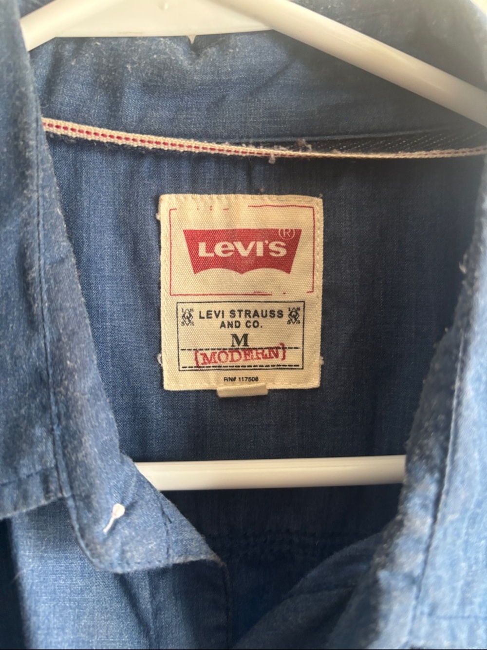 Levi’s size M cotton/ poly blend Casual button down - Picture 2 of 3